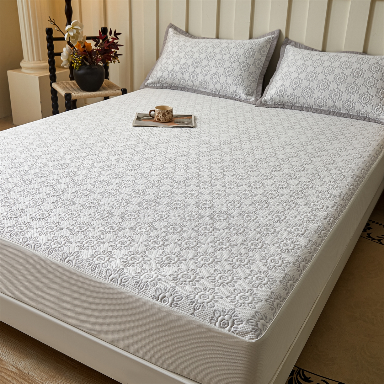 91家纺网 家纺一手货源 找家纺 慕木家纺 2026新款高端三明治硅胶复合PE100%乙纶提花冰豆豆凉席空调席韩版INS系列（提供买家秀） 韩INS-璇花灰床笠款