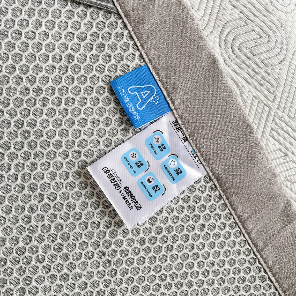 91家纺网 家纺一手货源 找家纺 慕木家纺 2026新款高端三明治硅胶复合PE100%乙纶提花冰豆豆凉席空调席韩版INS系列（提供买家秀） 韩INS-峰回灰床席款