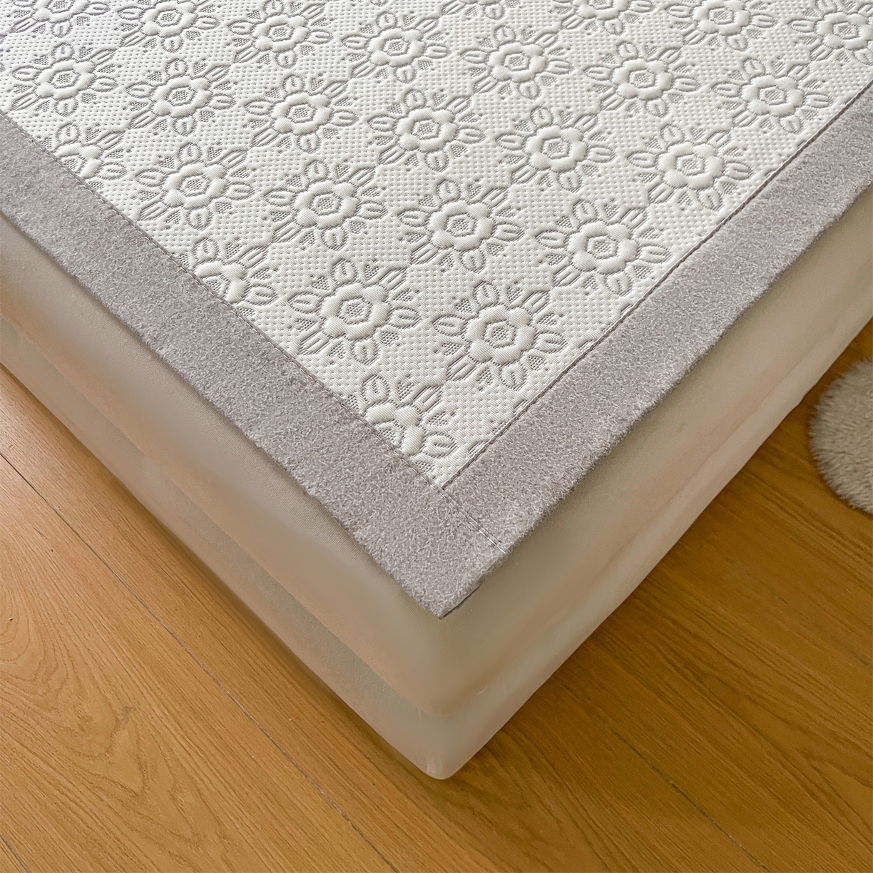 91家纺网 家纺一手货源 找家纺 慕木家纺 2026新款高端三明治硅胶复合PE100%乙纶提花冰豆豆凉席空调席韩版INS系列（提供买家秀） 韩INS-璇花灰床席款