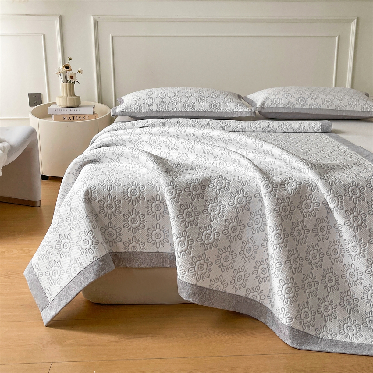 91家纺网 家纺一手货源 找家纺 慕木家纺 2026新款高端三明治硅胶复合PE100%乙纶提花冰豆豆凉席空调席韩版INS系列（提供买家秀） 韩INS-璇花灰床席款