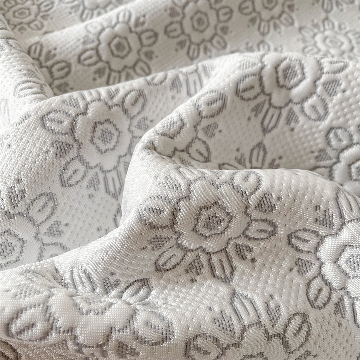 91家纺网 家纺一手货源 找家纺 慕木家纺 2026新款高端三明治硅胶复合PE100%乙纶提花冰豆豆凉席空调席韩版INS系列（提供买家秀） 韩INS-璇花灰床席款