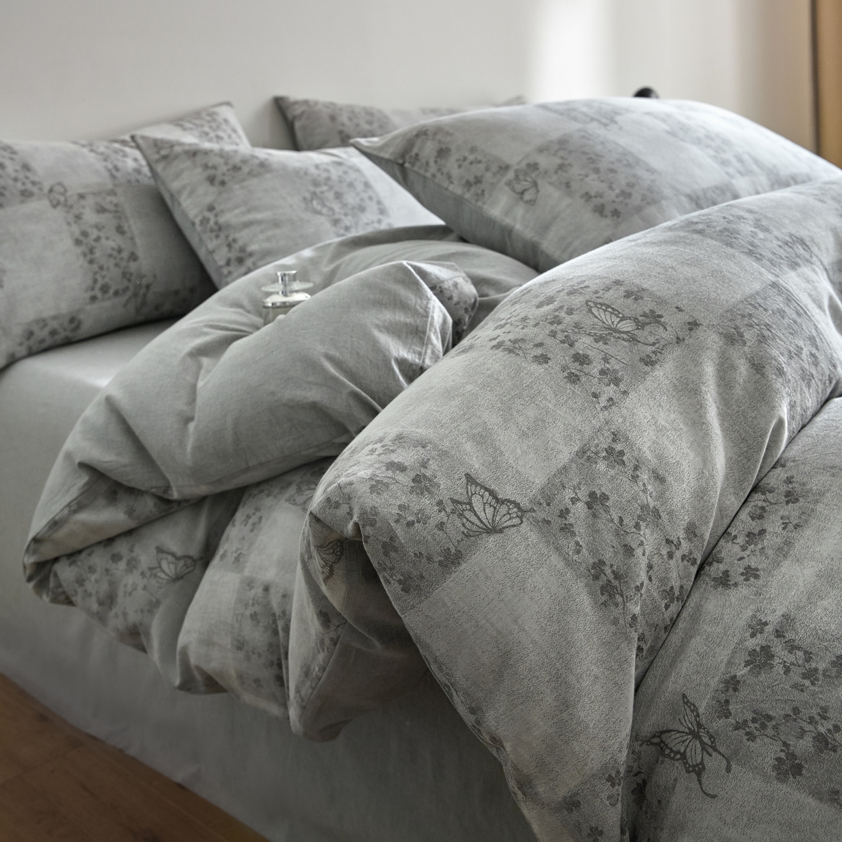 91家纺网 家纺一手货源 找家纺 如一 2026新款A类色织提花全棉双层纱水洗棉四件套 蝶漫灰