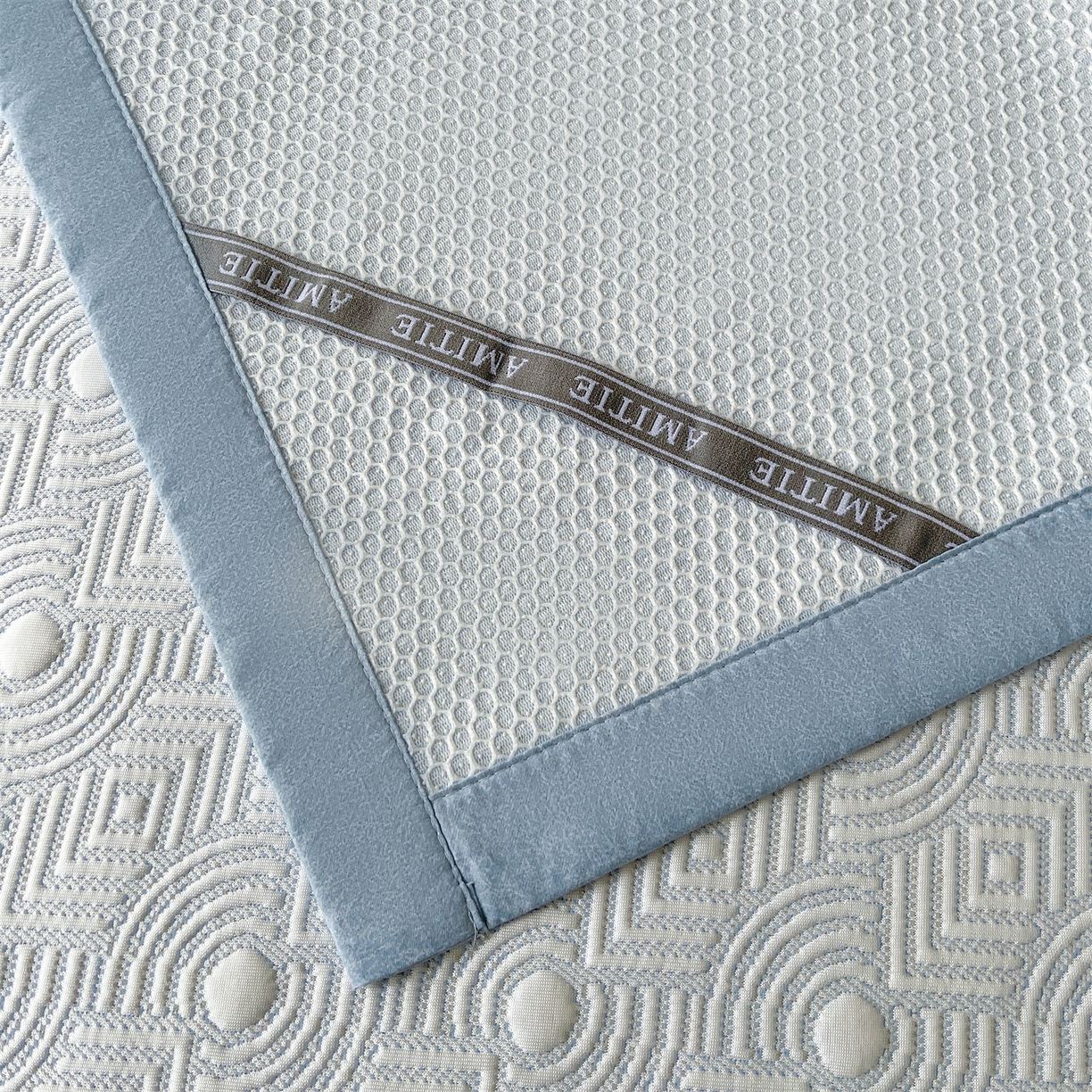 91家纺网 家纺一手货源 找家纺 慕木家纺 2026新款高端三明治硅胶复合PE100%乙纶提花冰豆豆凉席空调席韩版INS系列（提供买家秀） 韩INS-方圆蓝床席款