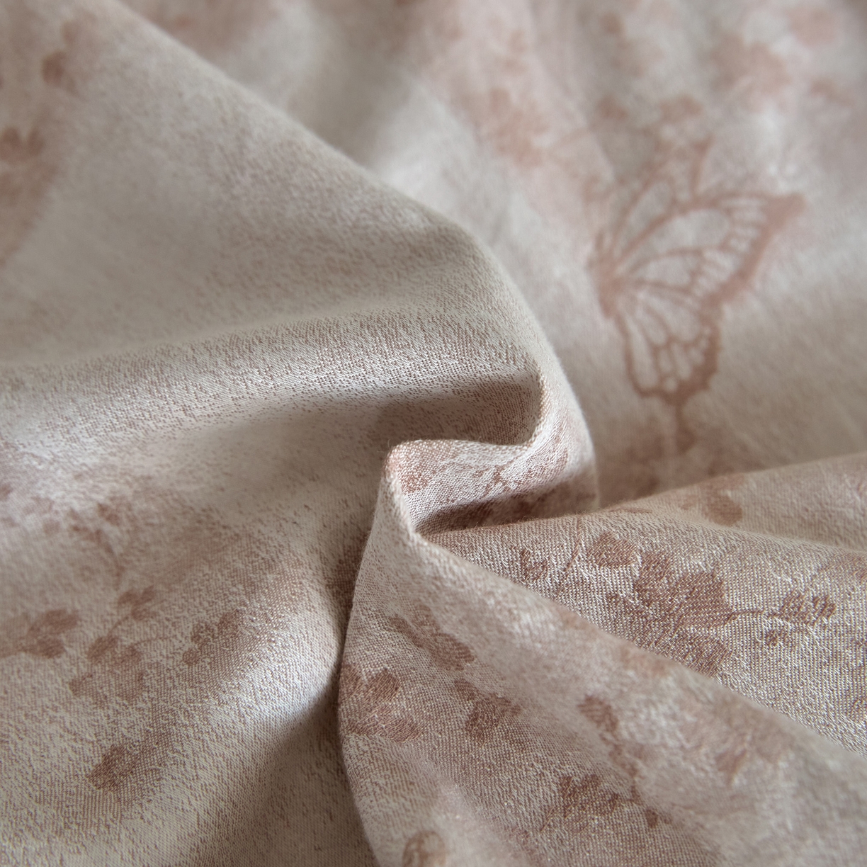 91家纺网 家纺一手货源 找家纺 如一 2026新款A类色织提花全棉双层纱水洗棉四件套 蝶漫咖