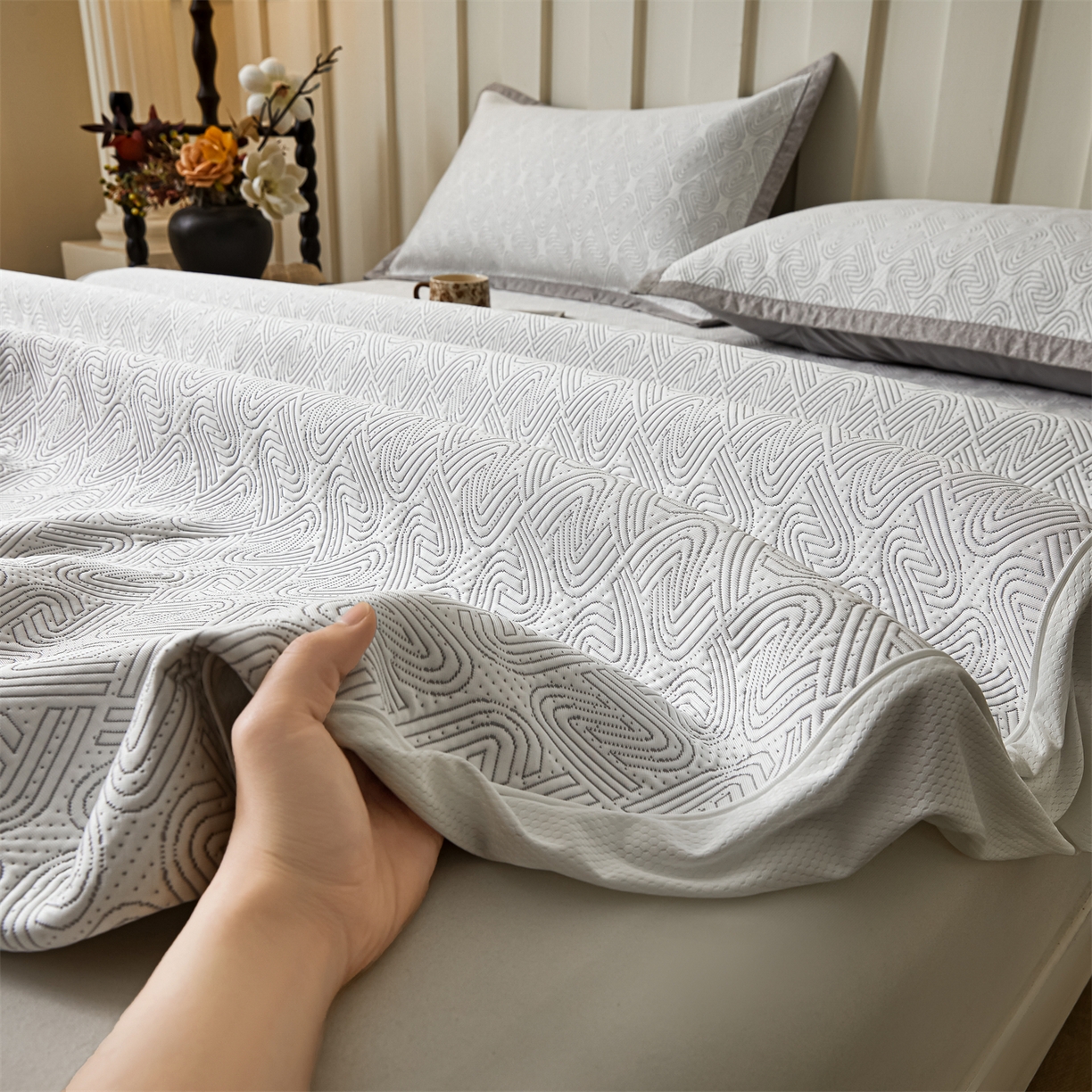 91家纺网 家纺一手货源 找家纺 慕木家纺 2026新款高端三明治硅胶复合PE100%乙纶提花冰豆豆凉席空调席韩版INS系列（提供买家秀） 韩INS-峰回灰床笠款