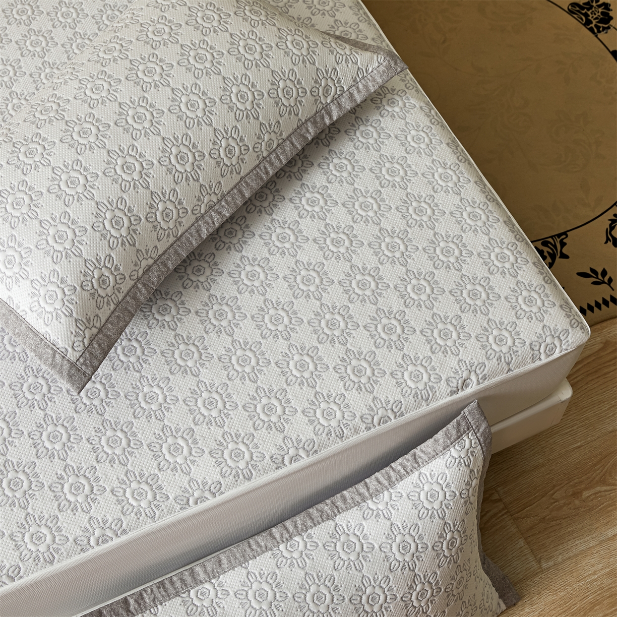 91家纺网 家纺一手货源 找家纺 慕木家纺 2026新款高端三明治硅胶复合PE100%乙纶提花冰豆豆凉席空调席韩版INS系列（提供买家秀） 韩INS-璇花灰床笠款