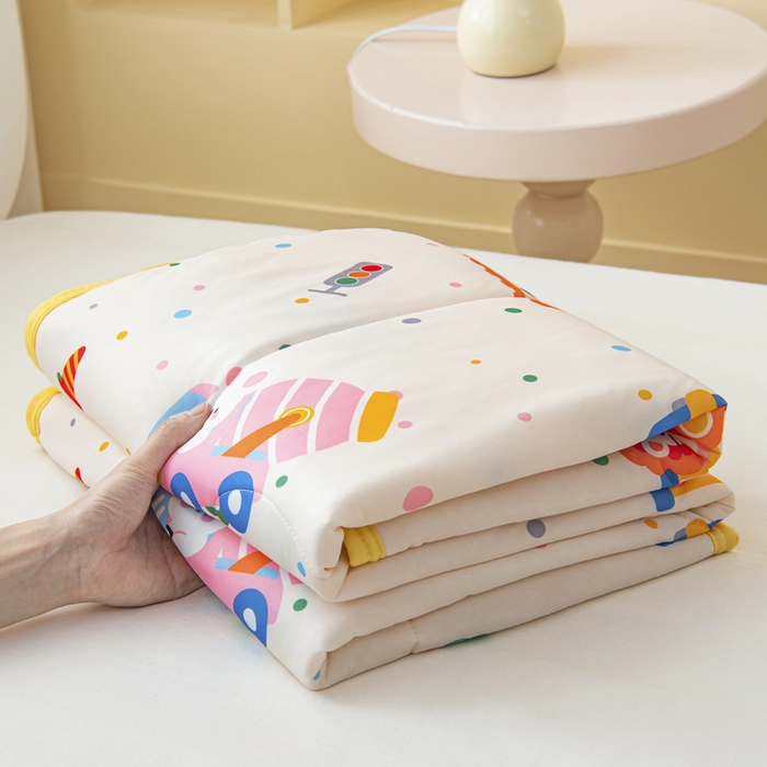 91家纺网 家纺一手货源 找家纺 鱼宝 2026新款儿童夏被凉席三件套 萌趣小车