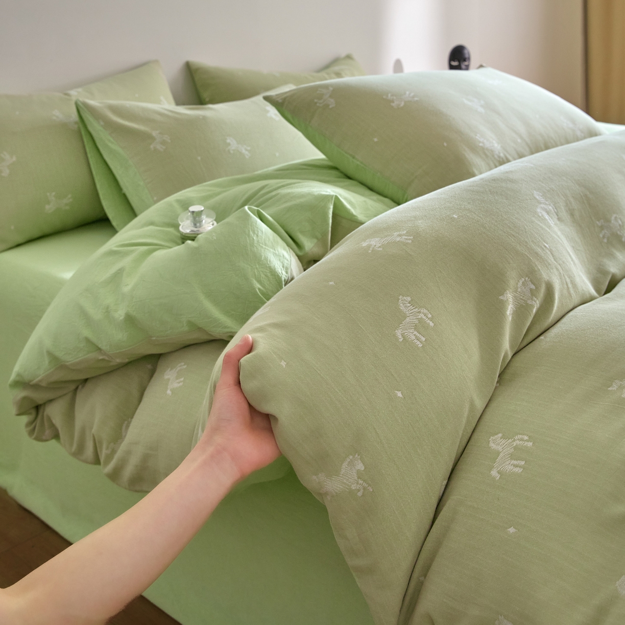 91家纺网 家纺一手货源 找家纺 如一 2026新款A类色织提花全棉双层纱水洗棉四件套 骏影绿