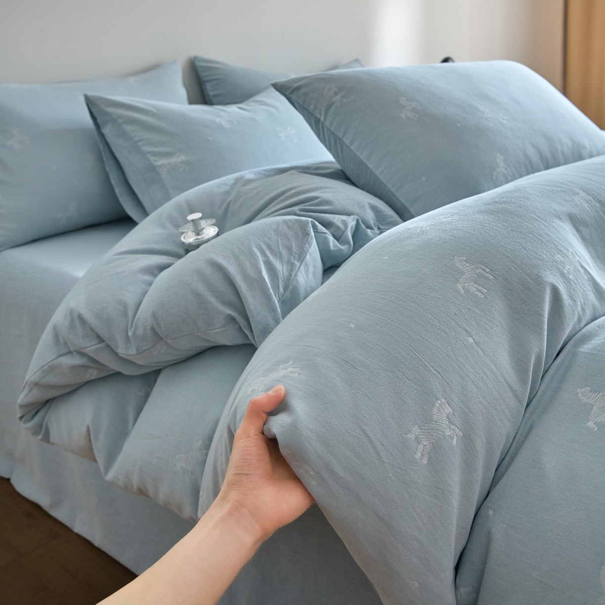 91家纺网 家纺一手货源 找家纺 如一 2026新款A类色织提花全棉双层纱水洗棉四件套 骏影蓝