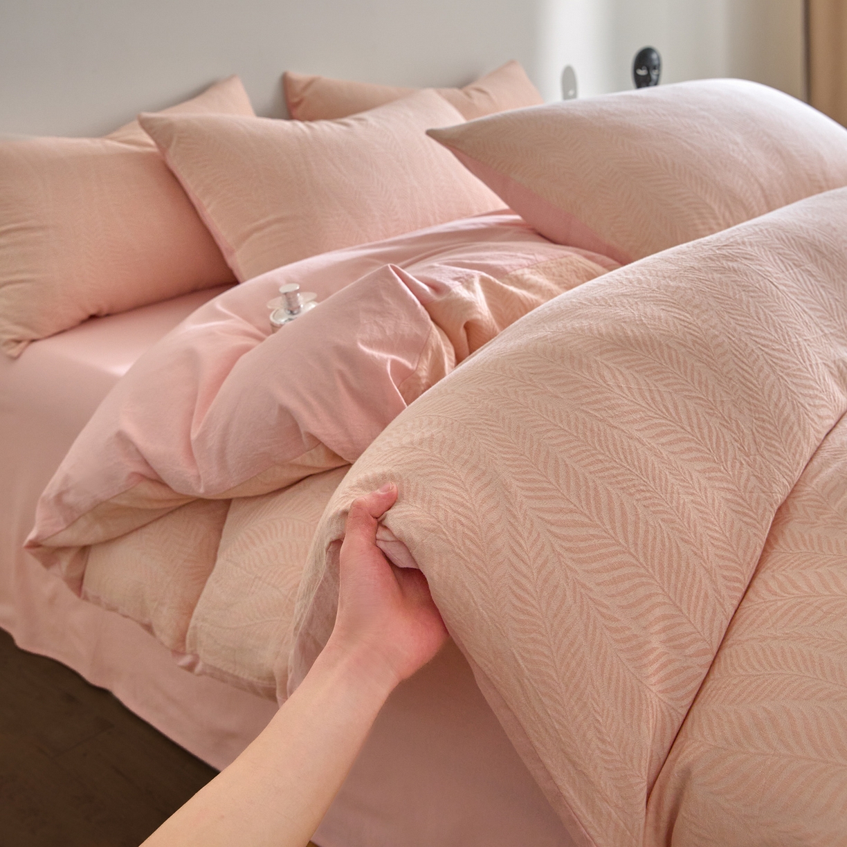 91家纺网 家纺一手货源 找家纺 如一 2026新款A类色织提花全棉双层纱水洗棉四件套 叶笙粉