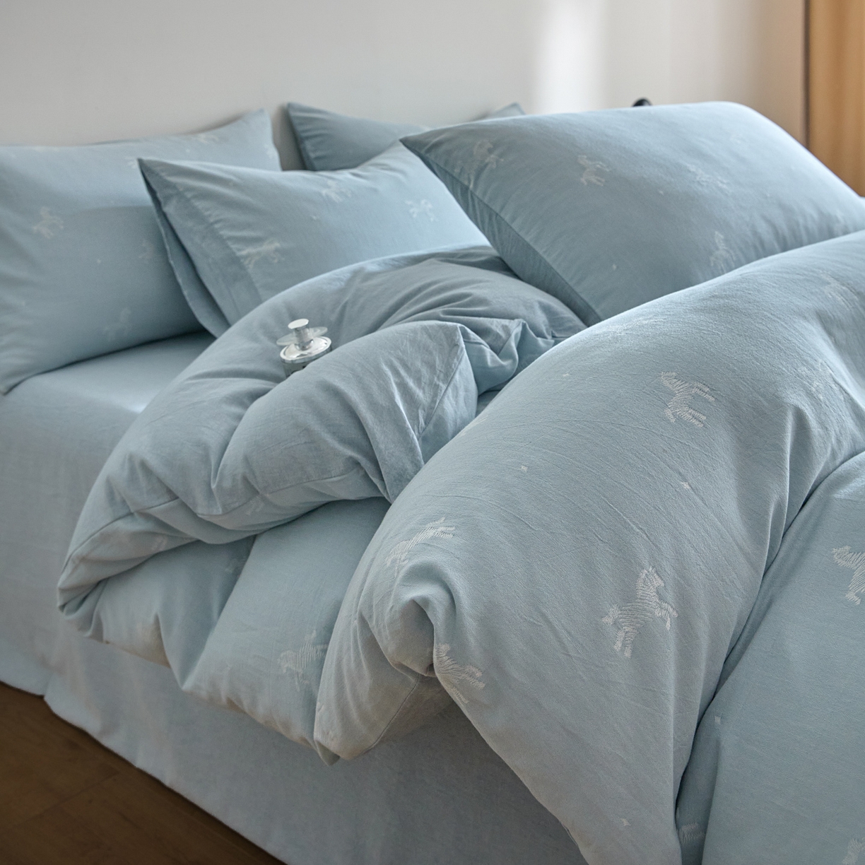 91家纺网 家纺一手货源 找家纺 如一 2026新款A类色织提花全棉双层纱水洗棉四件套 骏影蓝