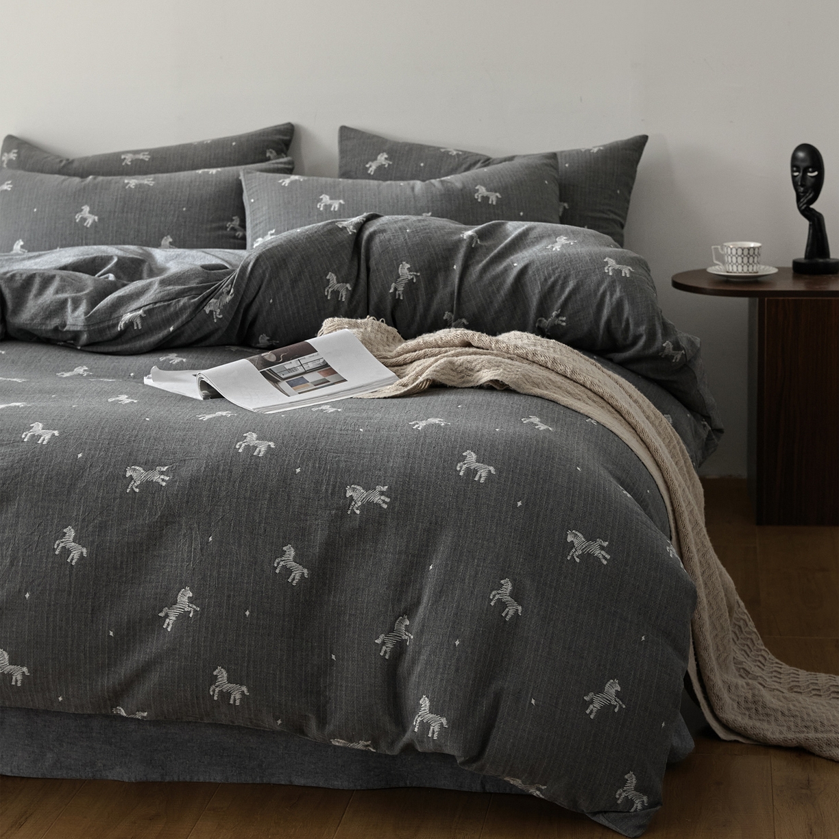 91家纺网 家纺一手货源 找家纺 如一 2026新款A类色织提花全棉双层纱水洗棉四件套 骏影黑