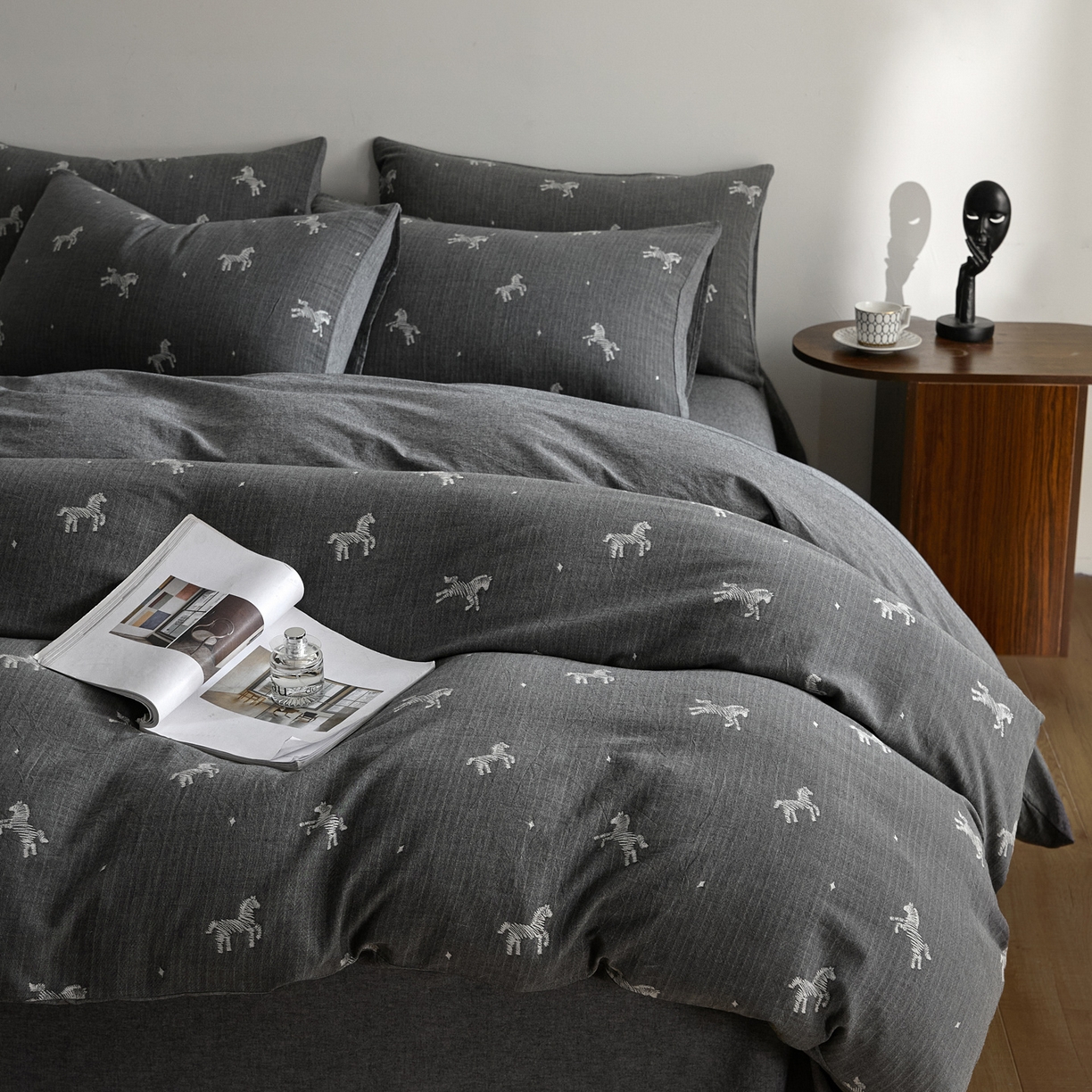 91家纺网 家纺一手货源 找家纺 如一 2026新款A类色织提花全棉双层纱水洗棉四件套 骏影黑