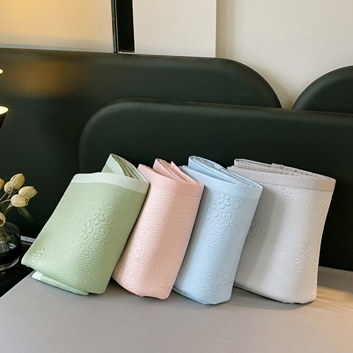 91家纺网 家纺一手货源 找家纺 春皖家纺 2026新款提花浮雕冰豆豆凉感席三件套-浅夏花结 组合图仅供参考不可下单