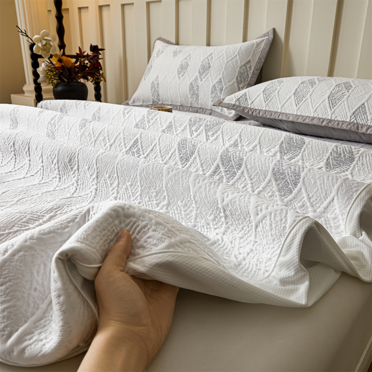 91家纺网 家纺一手货源 找家纺 慕木家纺 2026新款高端三明治硅胶复合PE100%乙纶提花冰豆豆凉席空调席韩版INS系列（提供买家秀） 韩INS-蜂巢床笠款