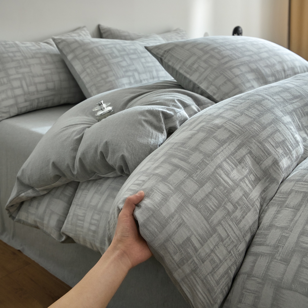 91家纺网 家纺一手货源 找家纺 如一 2026新款A类色织提花全棉双层纱水洗棉四件套 浮光灰