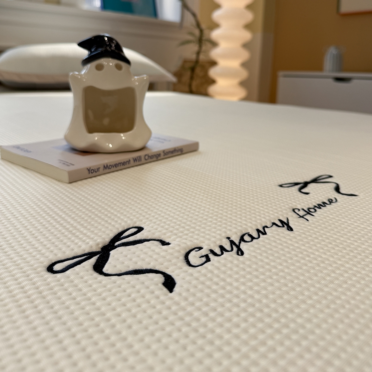 91家纺网 家纺一手货源 找家纺 GUJARY古家丽 2026新款A类刺绣凉豆豆凉席miumiu风绣蝴蝶结 奶杏白