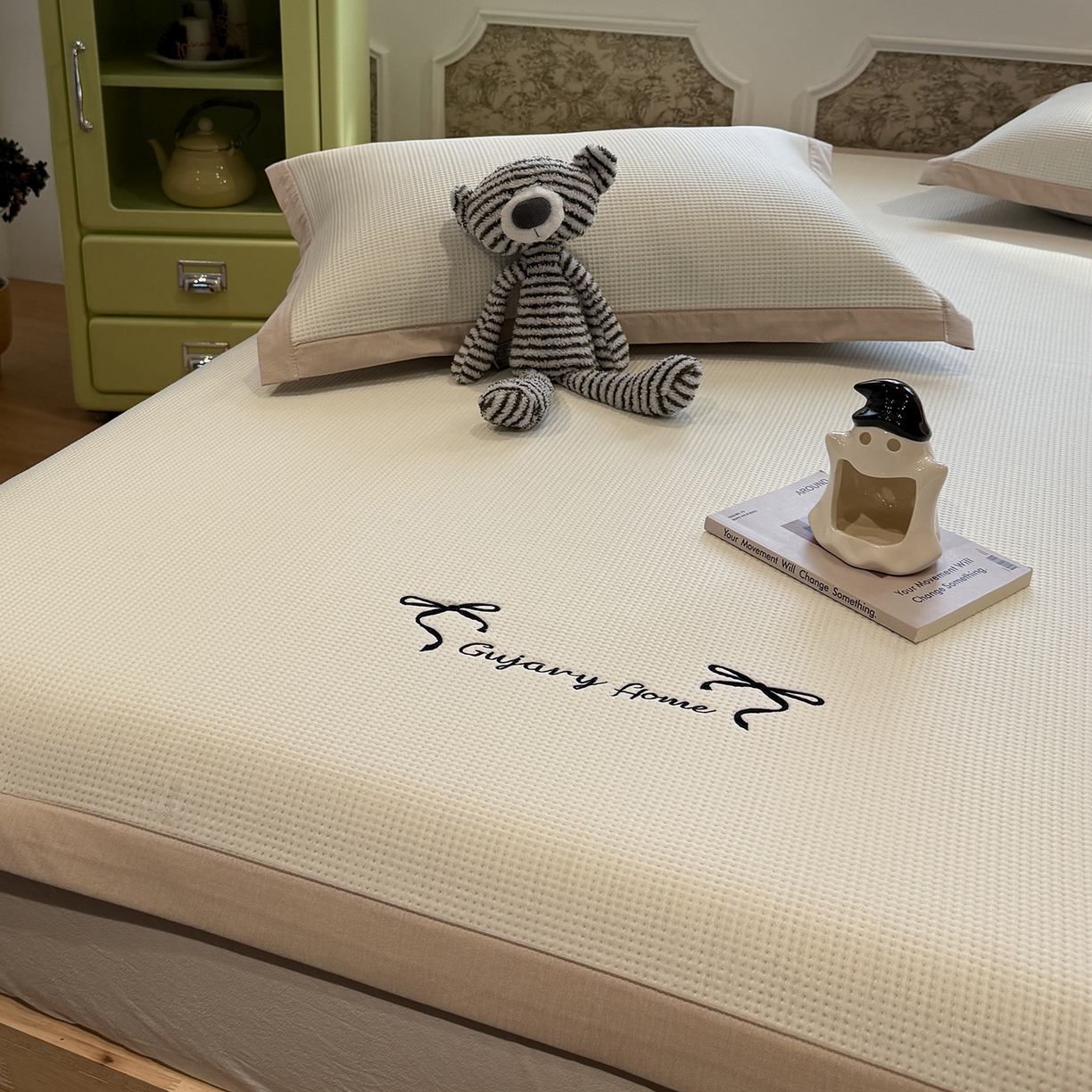 91家纺网 家纺一手货源 找家纺 GUJARY古家丽 2026新款A类刺绣凉豆豆凉席miumiu风绣蝴蝶结 奶杏白