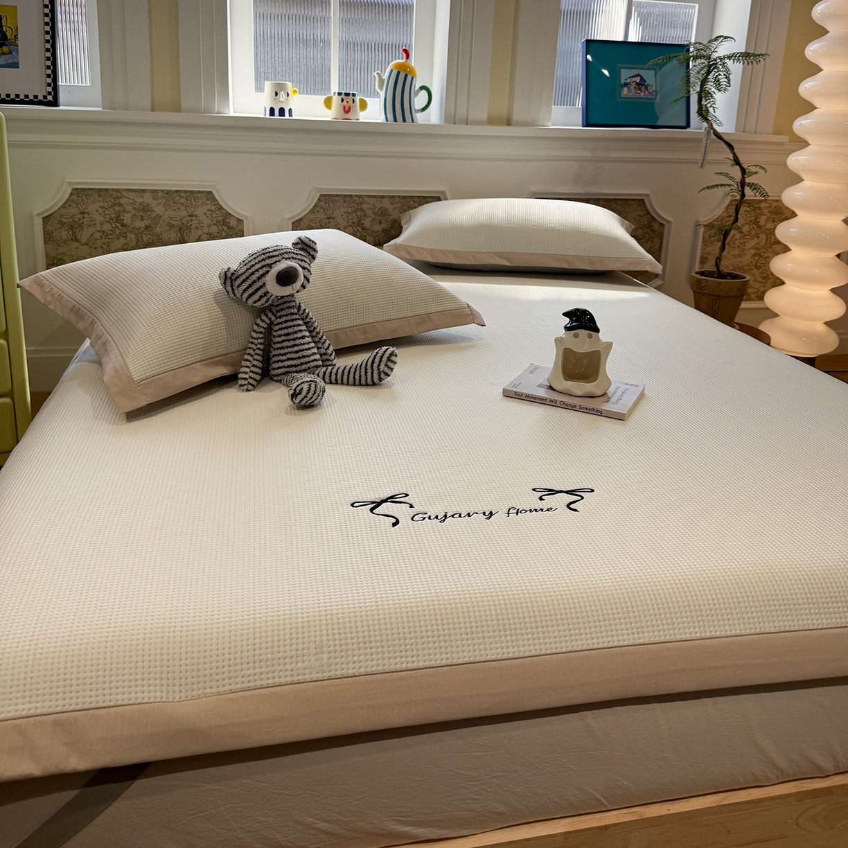 91家纺网 家纺一手货源 找家纺 GUJARY古家丽 2026新款A类刺绣凉豆豆凉席miumiu风绣蝴蝶结 奶杏白