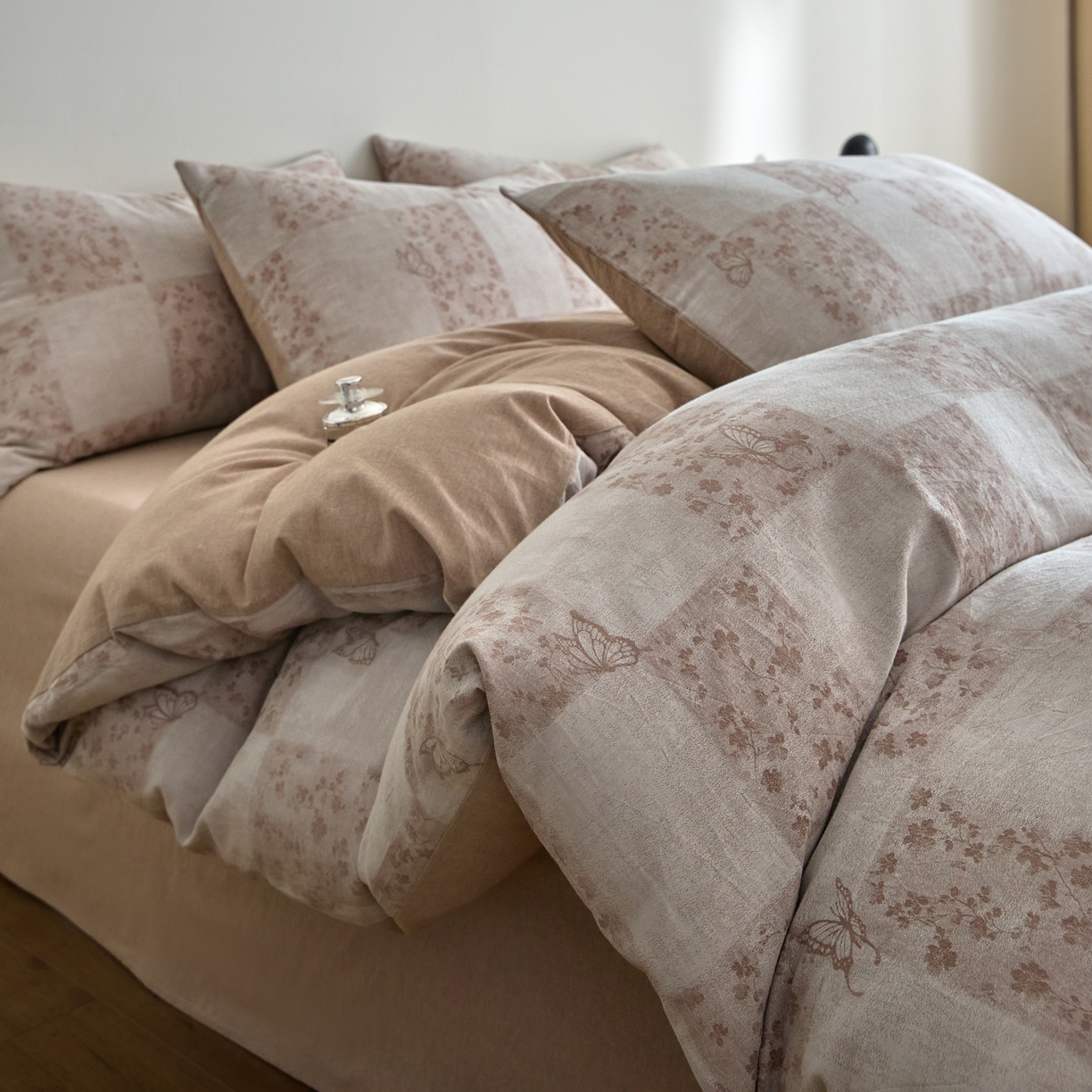 91家纺网 家纺一手货源 找家纺 如一 2026新款A类色织提花全棉双层纱水洗棉四件套 蝶漫咖