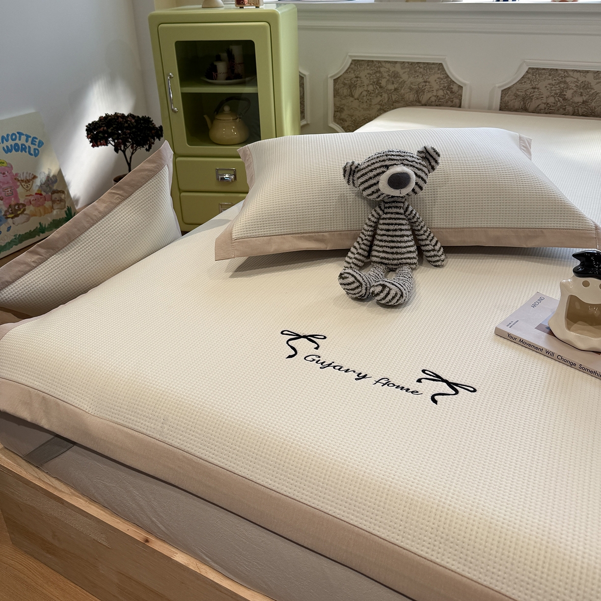 91家纺网 家纺一手货源 找家纺 GUJARY古家丽 2026新款A类刺绣凉豆豆凉席miumiu风绣蝴蝶结 奶杏白