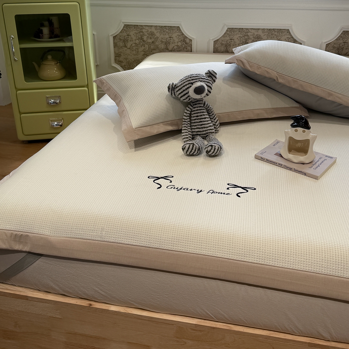 91家纺网 家纺一手货源 找家纺 GUJARY古家丽 2026新款A类刺绣凉豆豆凉席miumiu风绣蝴蝶结 奶杏白