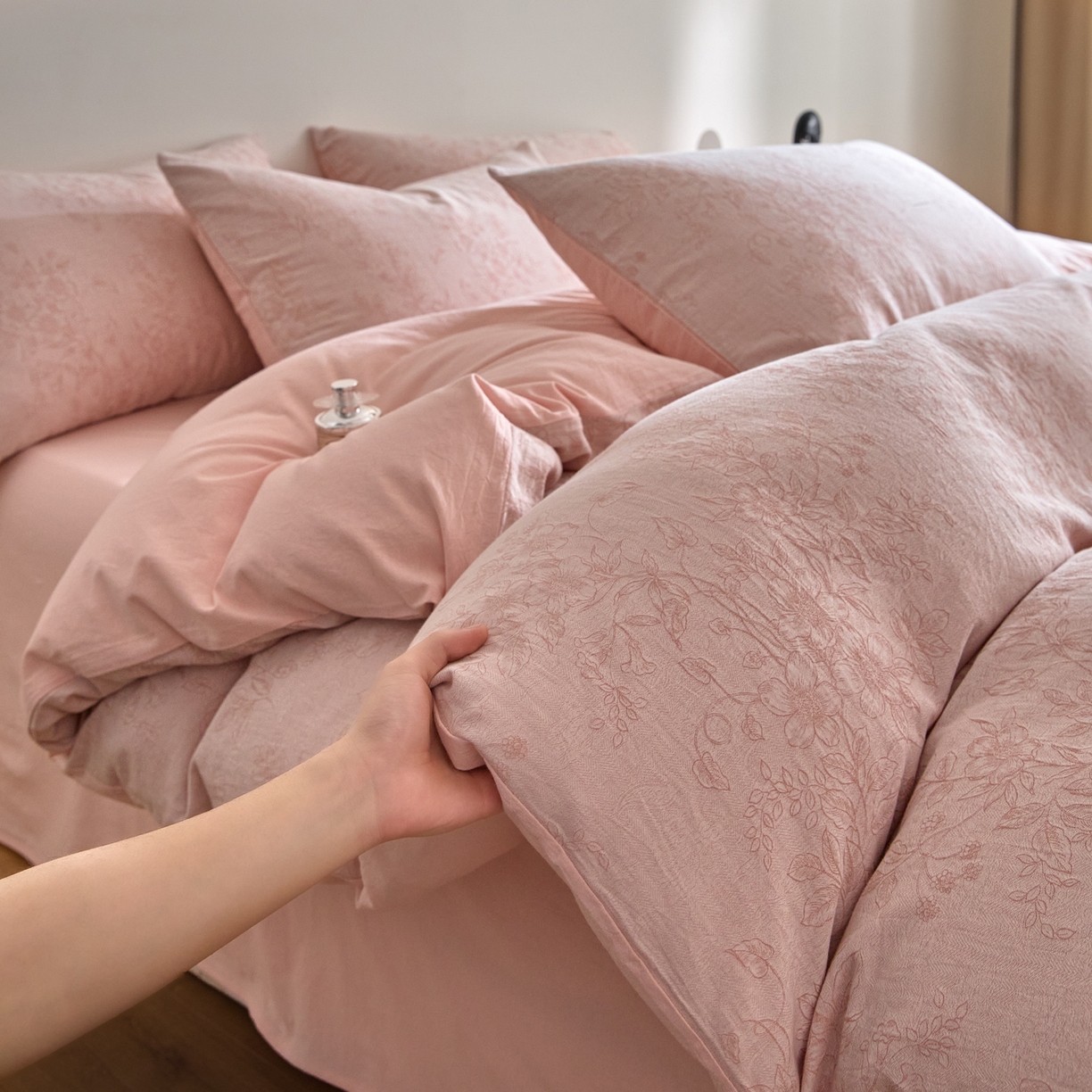 91家纺网 家纺一手货源 找家纺 如一 2026新款A类色织提花全棉双层纱水洗棉四件套 花忆粉