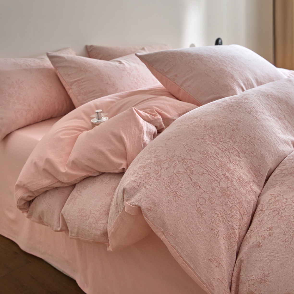 91家纺网 家纺一手货源 找家纺 如一 2026新款A类色织提花全棉双层纱水洗棉四件套 花忆粉