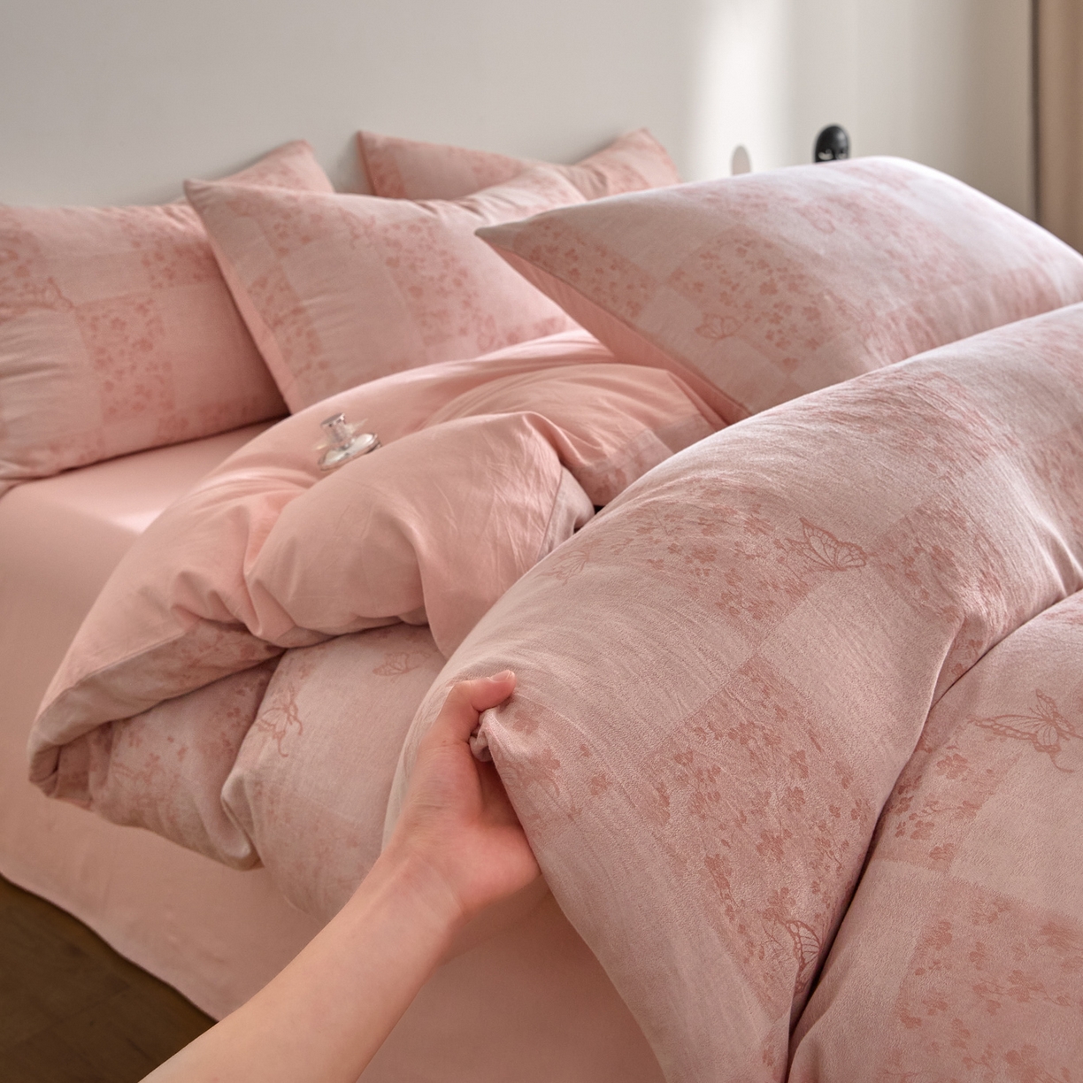 91家纺网 家纺一手货源 找家纺 如一 2026新款A类色织提花全棉双层纱水洗棉四件套 蝶漫粉