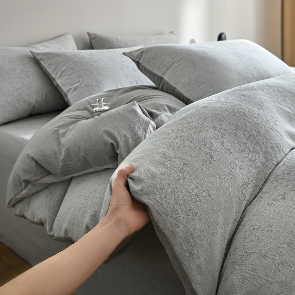 91家纺网 家纺一手货源 找家纺 如一 2026新款A类色织提花全棉双层纱水洗棉四件套 花忆灰