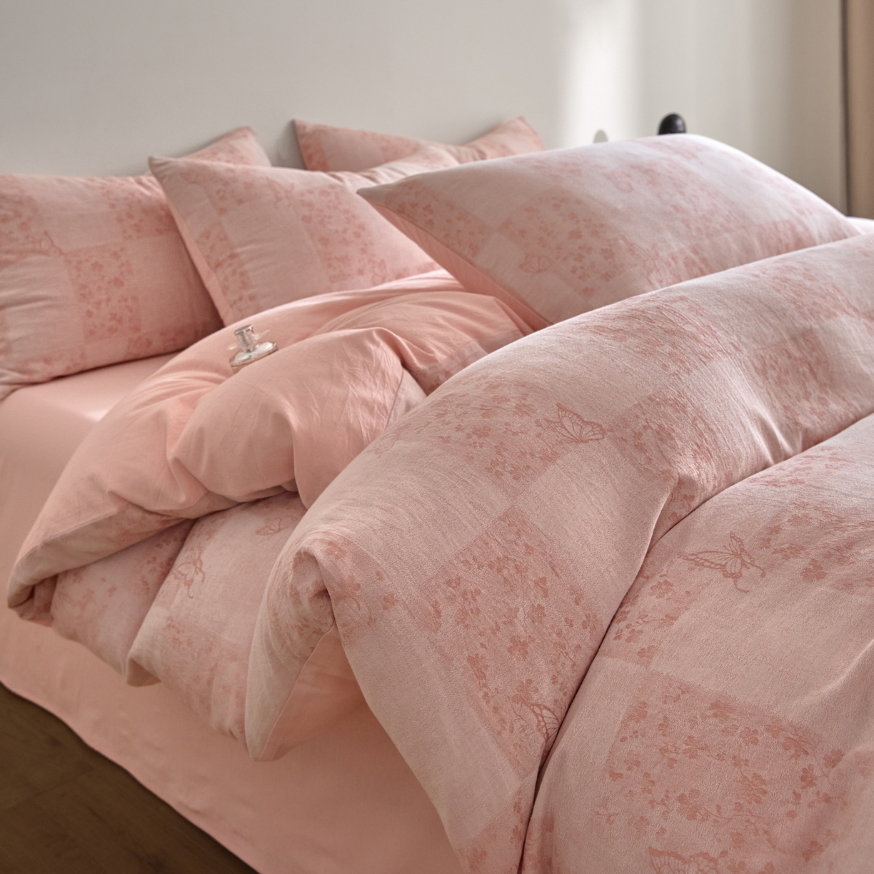 91家纺网 家纺一手货源 找家纺 如一 2026新款A类色织提花全棉双层纱水洗棉四件套 蝶漫粉