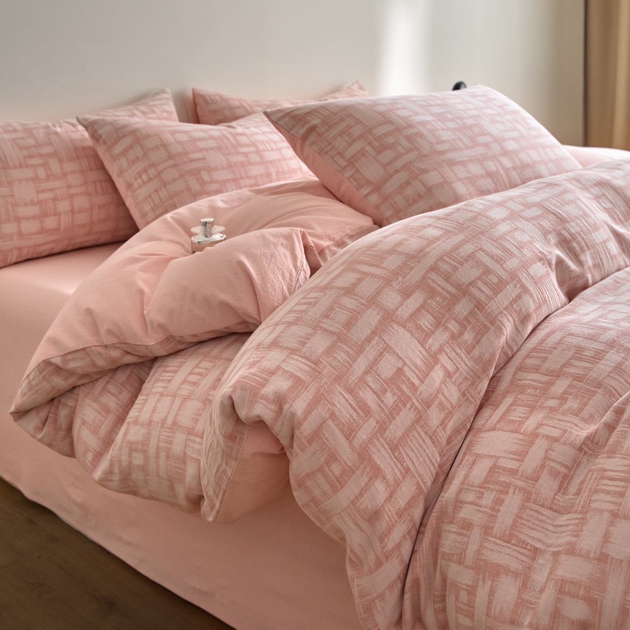 91家纺网 家纺一手货源 找家纺 如一 2026新款A类色织提花全棉双层纱水洗棉四件套 浮光粉