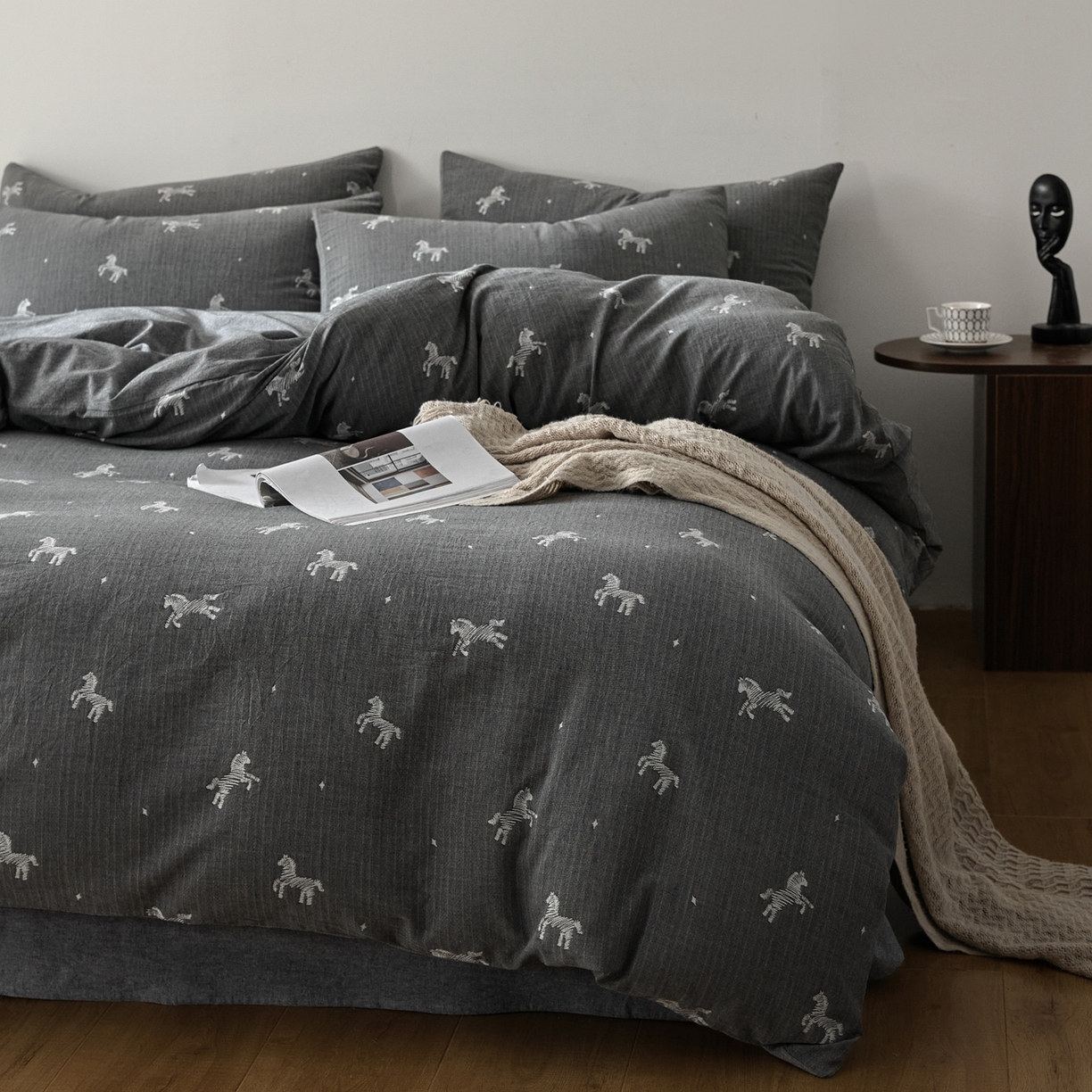 91家纺网 家纺一手货源 找家纺 如一 2026新款A类色织提花全棉双层纱水洗棉四件套 骏影黑