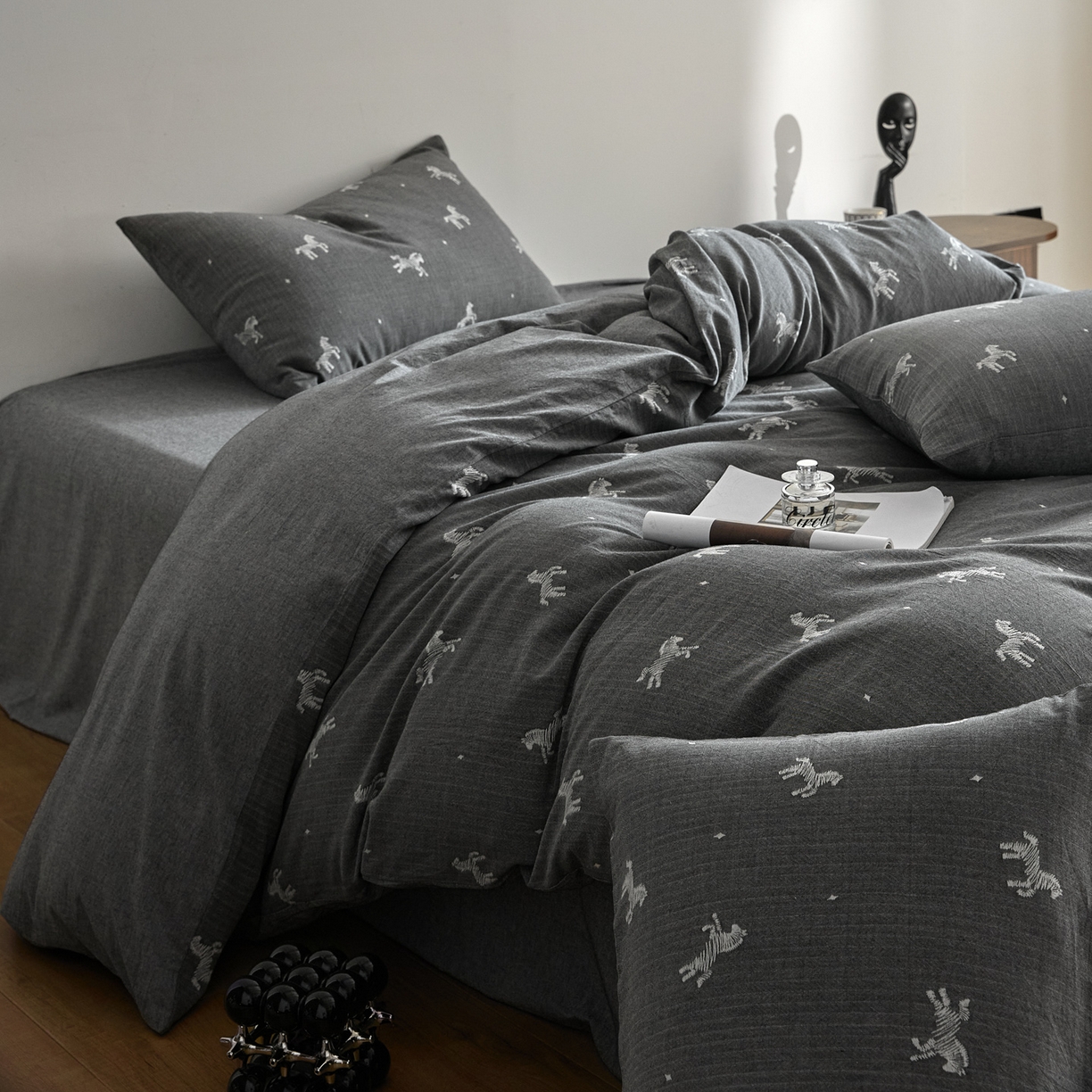 91家纺网 家纺一手货源 找家纺 如一 2026新款A类色织提花全棉双层纱水洗棉四件套 骏影黑