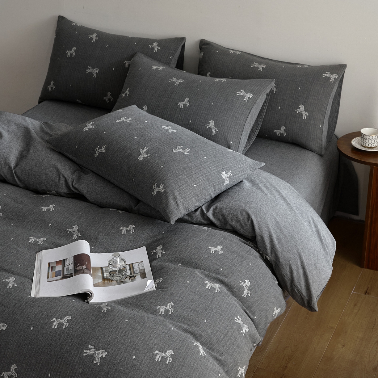 91家纺网 家纺一手货源 找家纺 如一 2026新款A类色织提花全棉双层纱水洗棉四件套 骏影黑