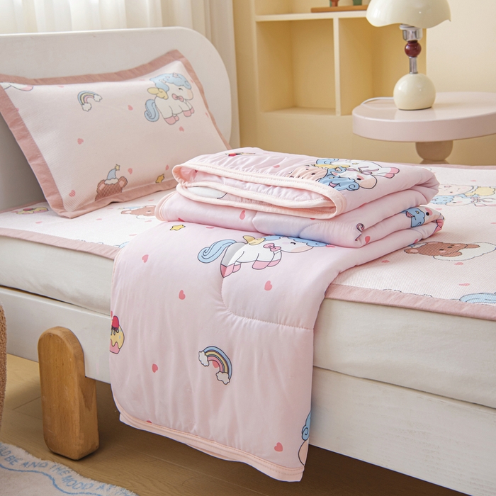 91家纺网 家纺一手货源 找家纺 鱼宝 2026新款儿童夏被凉席三件套 幸运小马