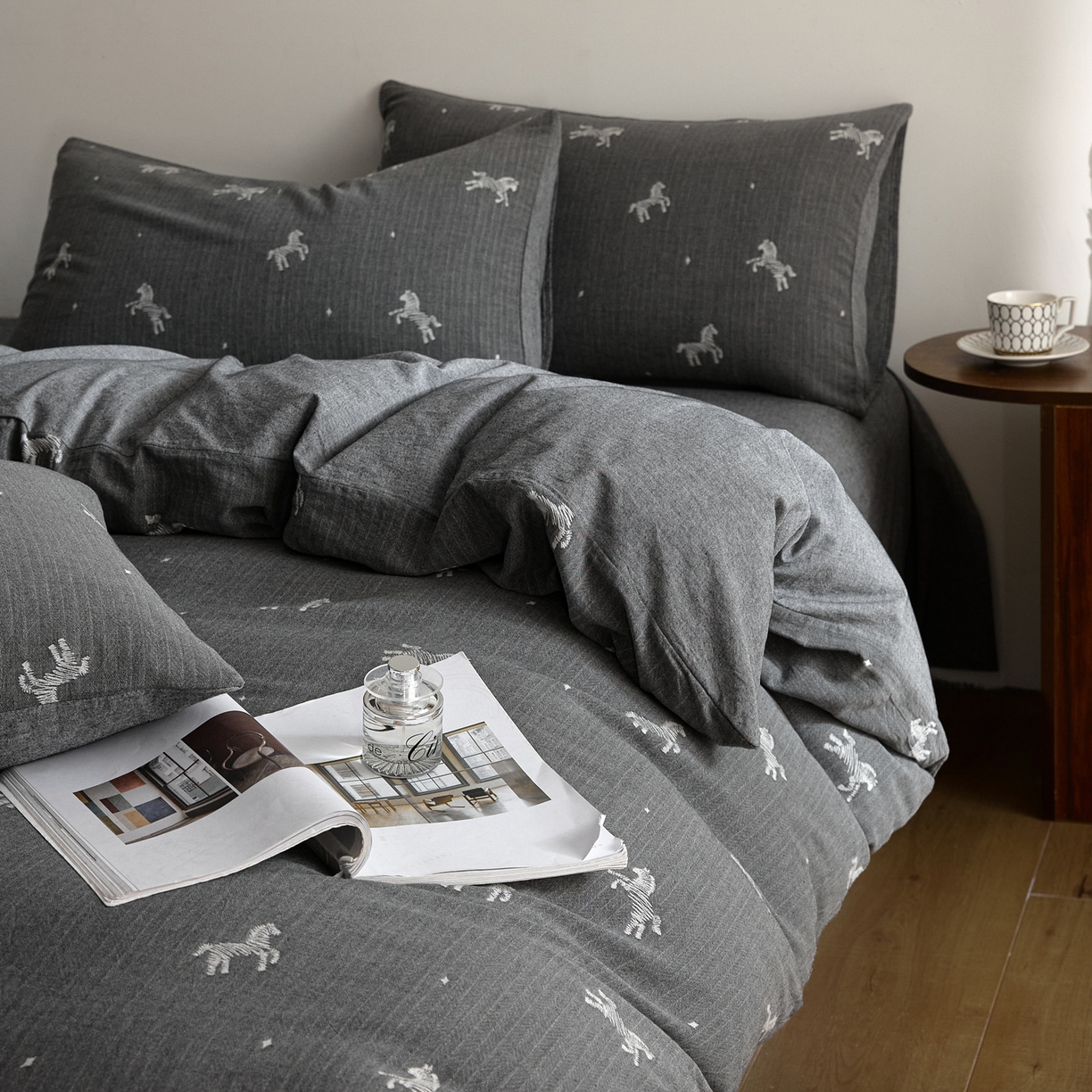 91家纺网 家纺一手货源 找家纺 如一 2026新款A类色织提花全棉双层纱水洗棉四件套 骏影黑