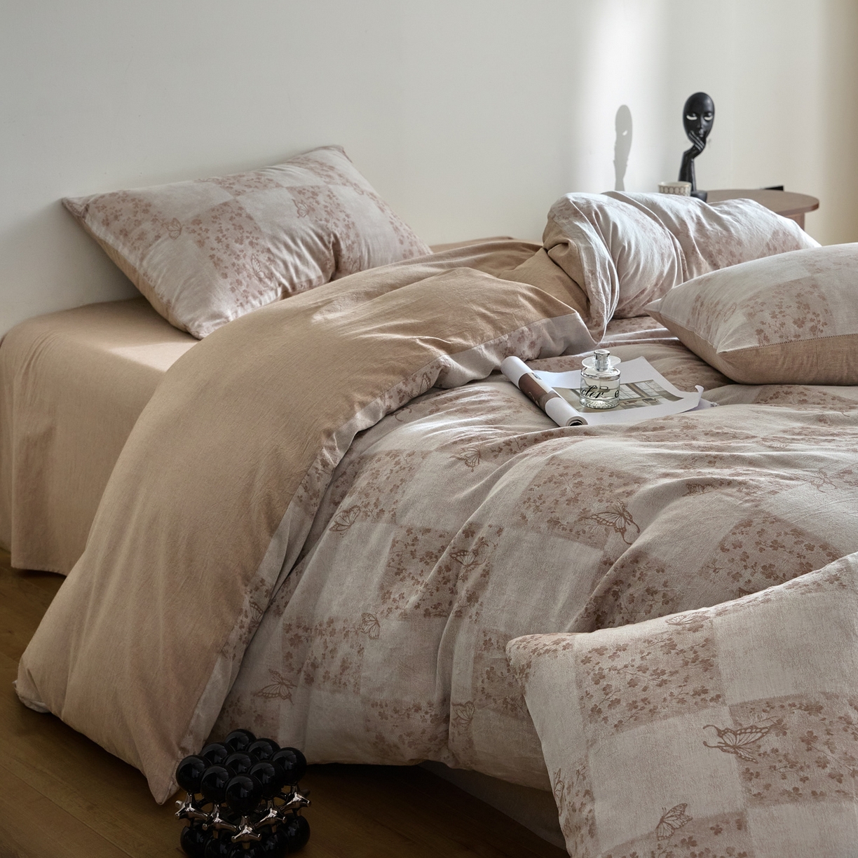 91家纺网 家纺一手货源 找家纺 如一 2026新款A类色织提花全棉双层纱水洗棉四件套 蝶漫咖