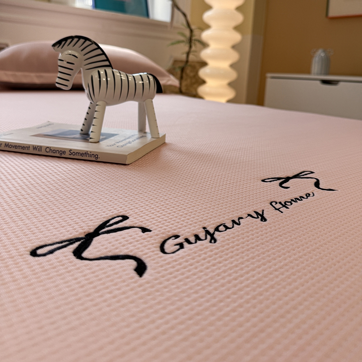 91家纺网 家纺一手货源 找家纺 GUJARY古家丽 2026新款A类刺绣凉豆豆凉席miumiu风绣蝴蝶结 少女粉