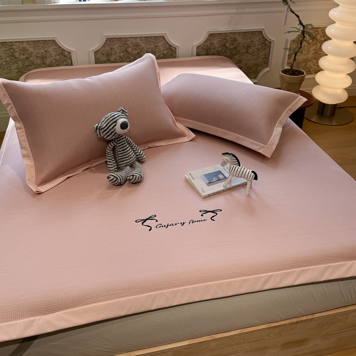 91家纺网 家纺一手货源 找家纺 GUJARY古家丽 2026新款A类刺绣凉豆豆凉席miumiu风绣蝴蝶结 少女粉