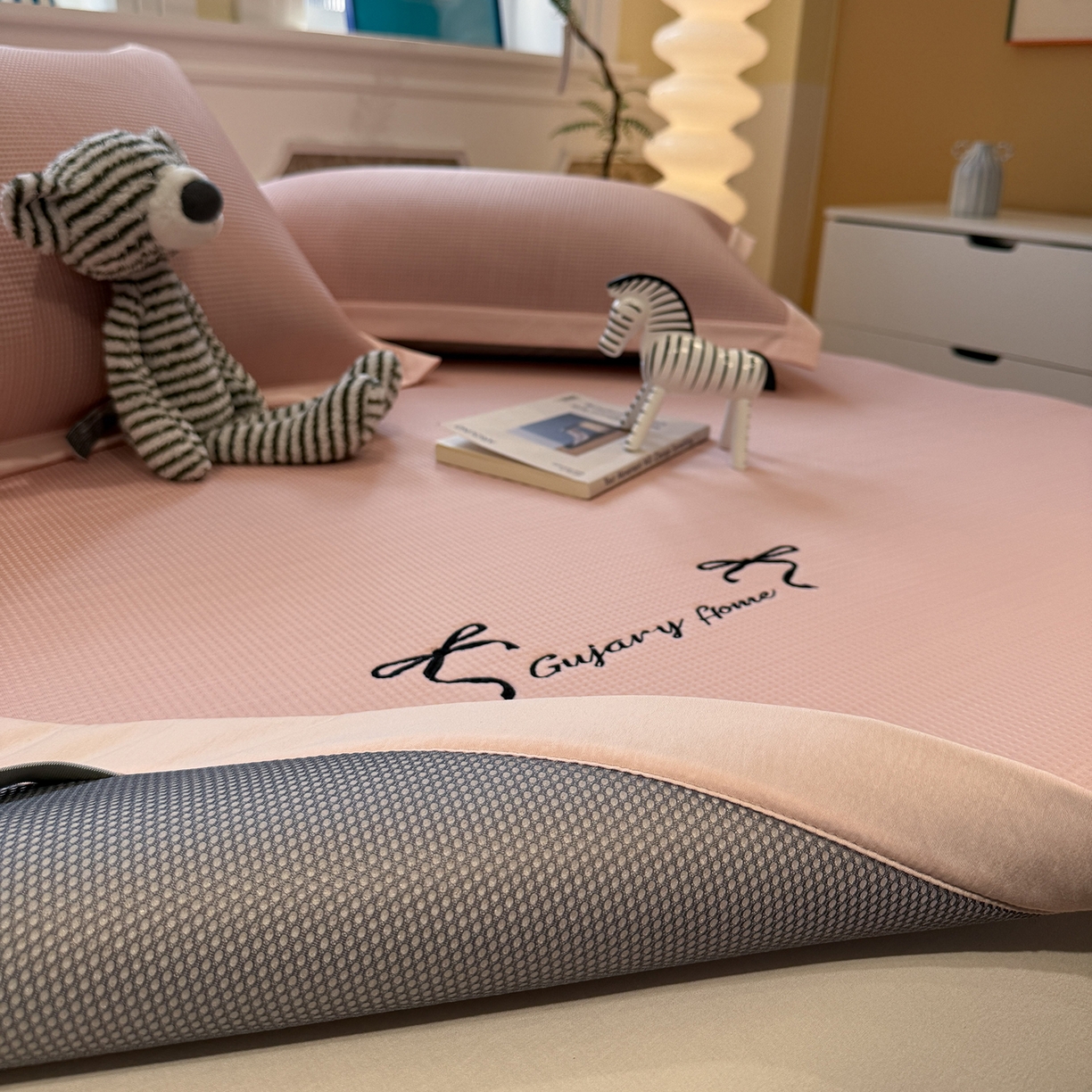 91家纺网 家纺一手货源 找家纺 GUJARY古家丽 2026新款A类刺绣凉豆豆凉席miumiu风绣蝴蝶结 少女粉