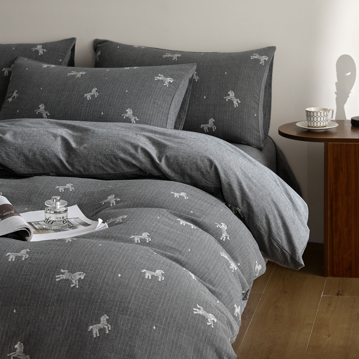 91家纺网 家纺一手货源 找家纺 如一 2026新款A类色织提花全棉双层纱水洗棉四件套 骏影黑