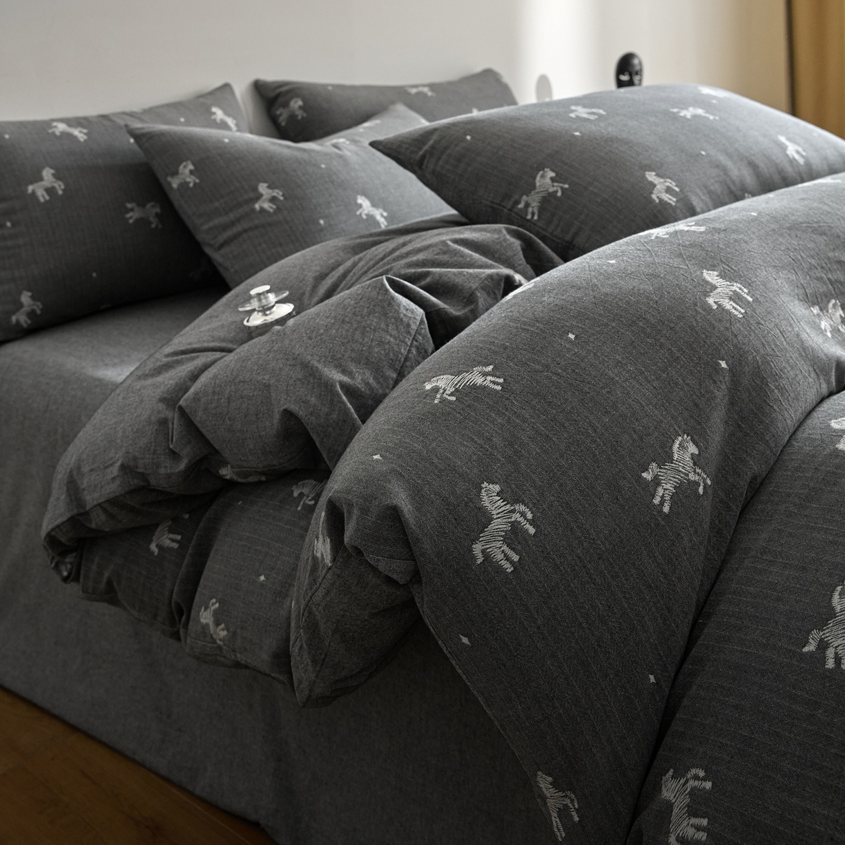 91家纺网 家纺一手货源 找家纺 如一 2026新款A类色织提花全棉双层纱水洗棉四件套 骏影黑