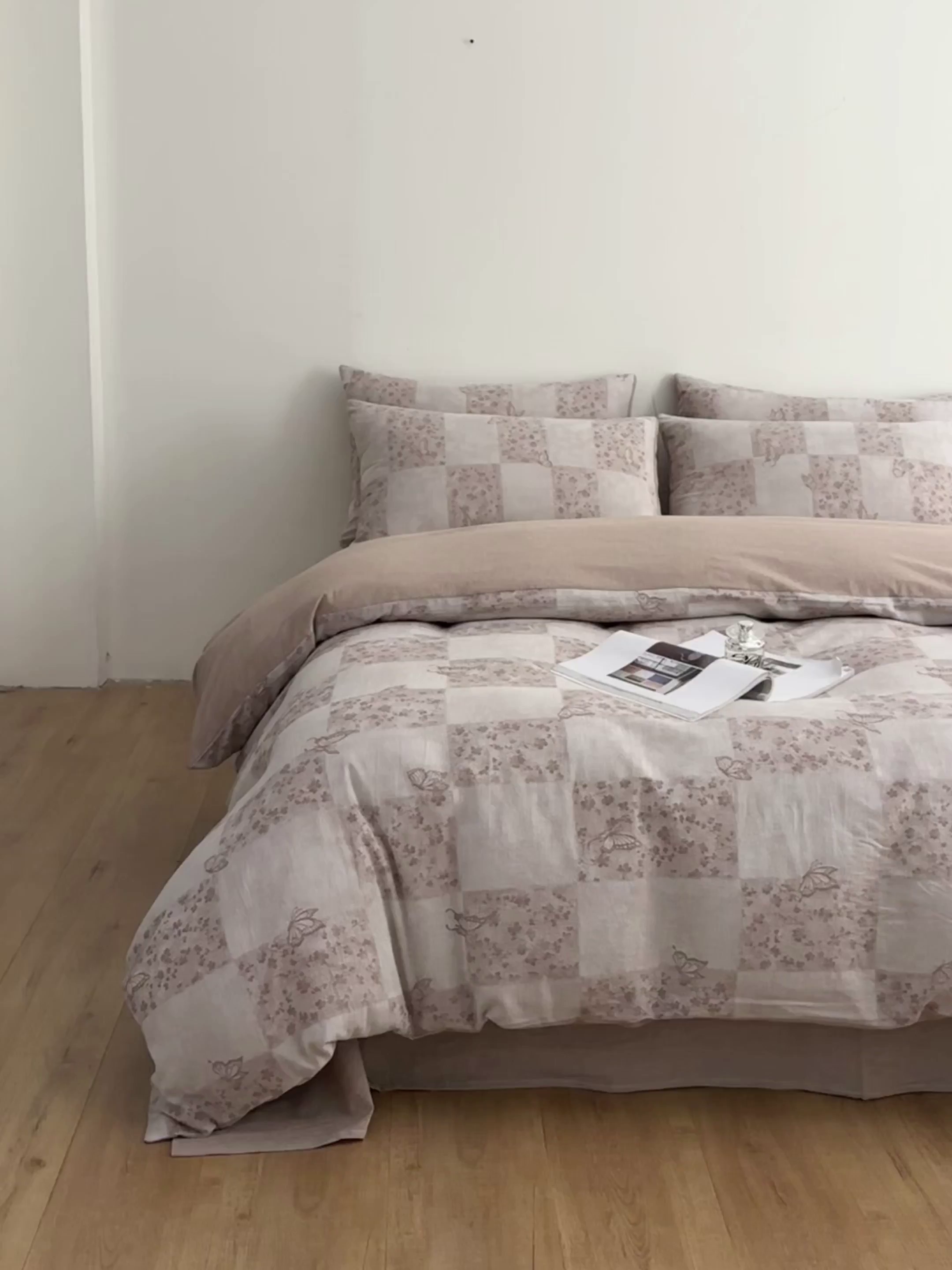 91家纺网 家纺一手货源 找家纺 如一 2026新款A类色织提花全棉双层纱水洗棉四件套 蝶漫咖