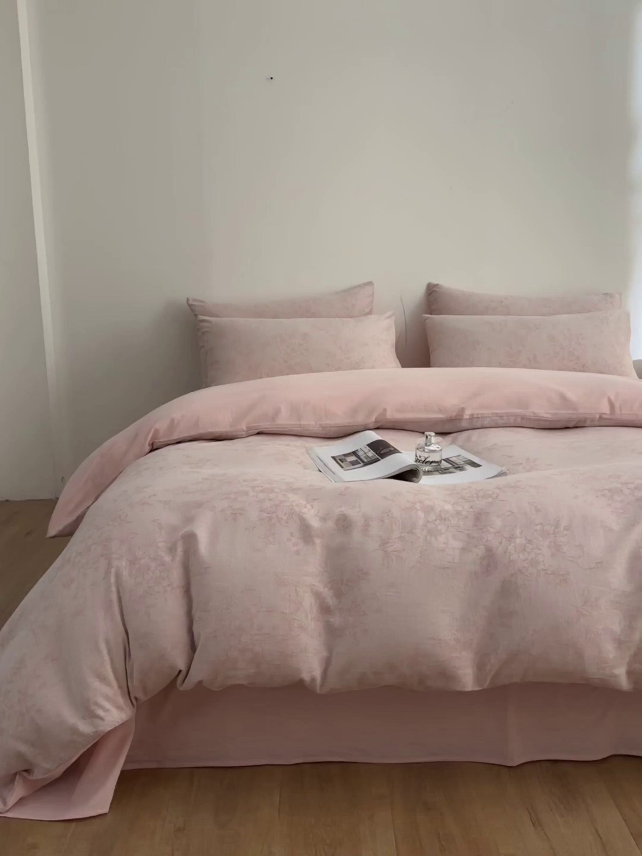 91家纺网 家纺一手货源 找家纺 如一 2026新款A类色织提花全棉双层纱水洗棉四件套 花忆粉