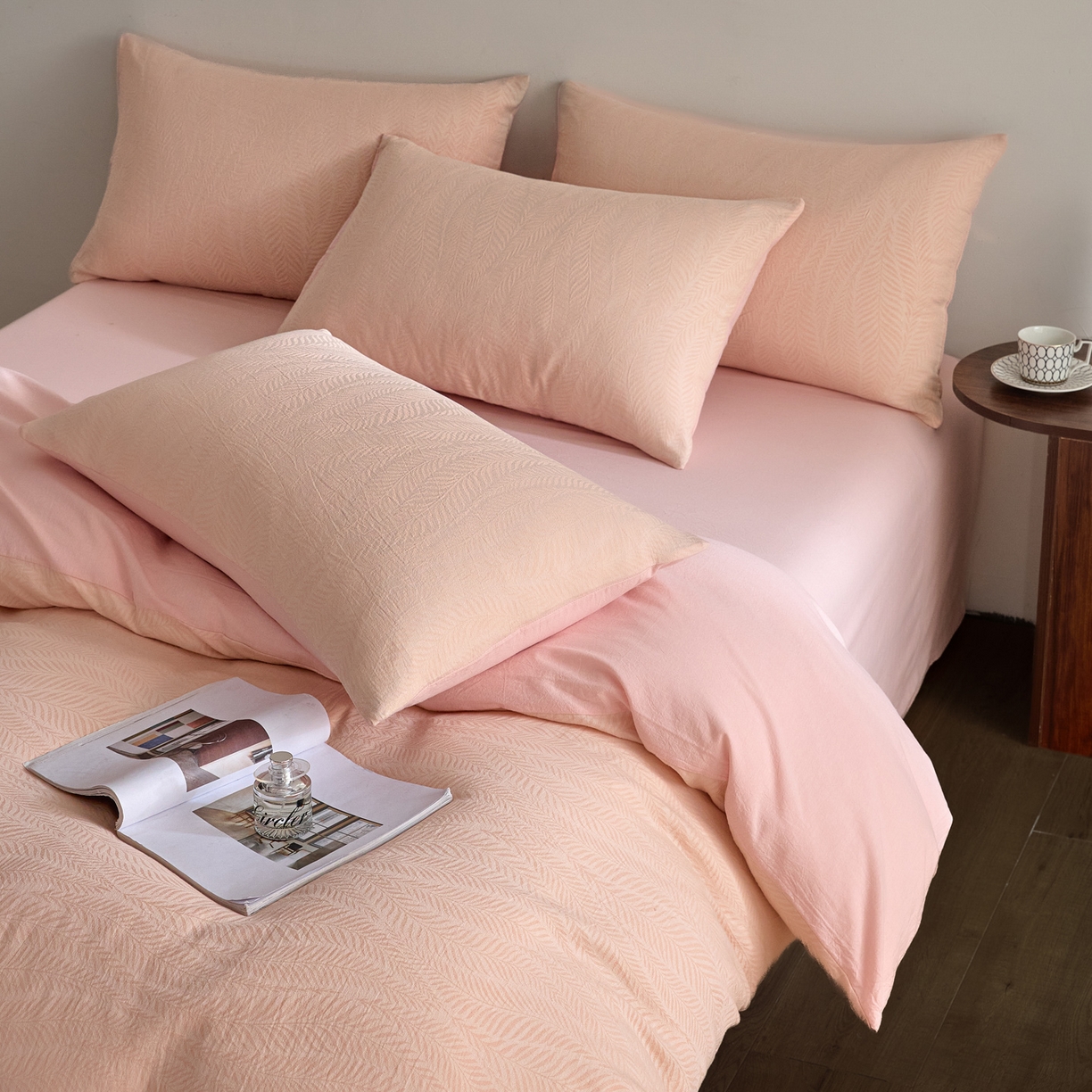 91家纺网 家纺一手货源 找家纺 如一 2026新款A类色织提花全棉双层纱水洗棉四件套 叶笙粉