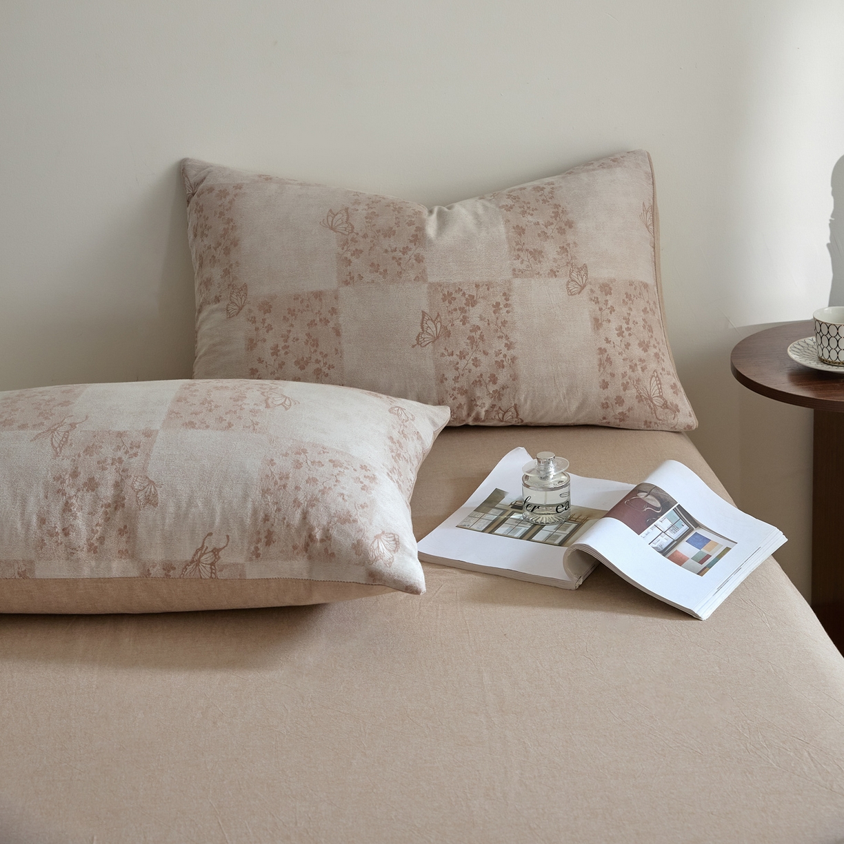 91家纺网 家纺一手货源 找家纺 如一 2026新款A类色织提花全棉双层纱水洗棉四件套 蝶漫咖