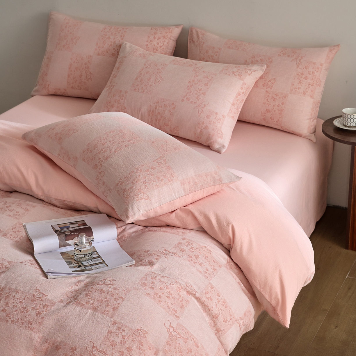 91家纺网 家纺一手货源 找家纺 如一 2026新款A类色织提花全棉双层纱水洗棉四件套 蝶漫粉