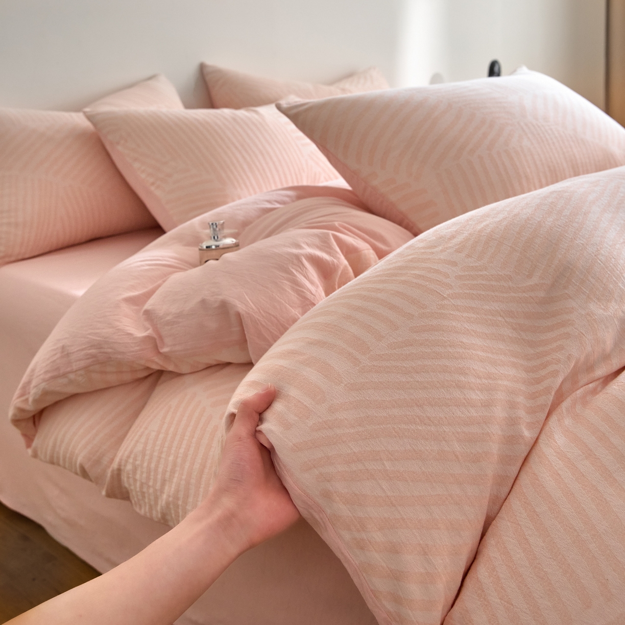 91家纺网 家纺一手货源 找家纺 如一 2026新款A类色织提花全棉双层纱水洗棉四件套 序章粉