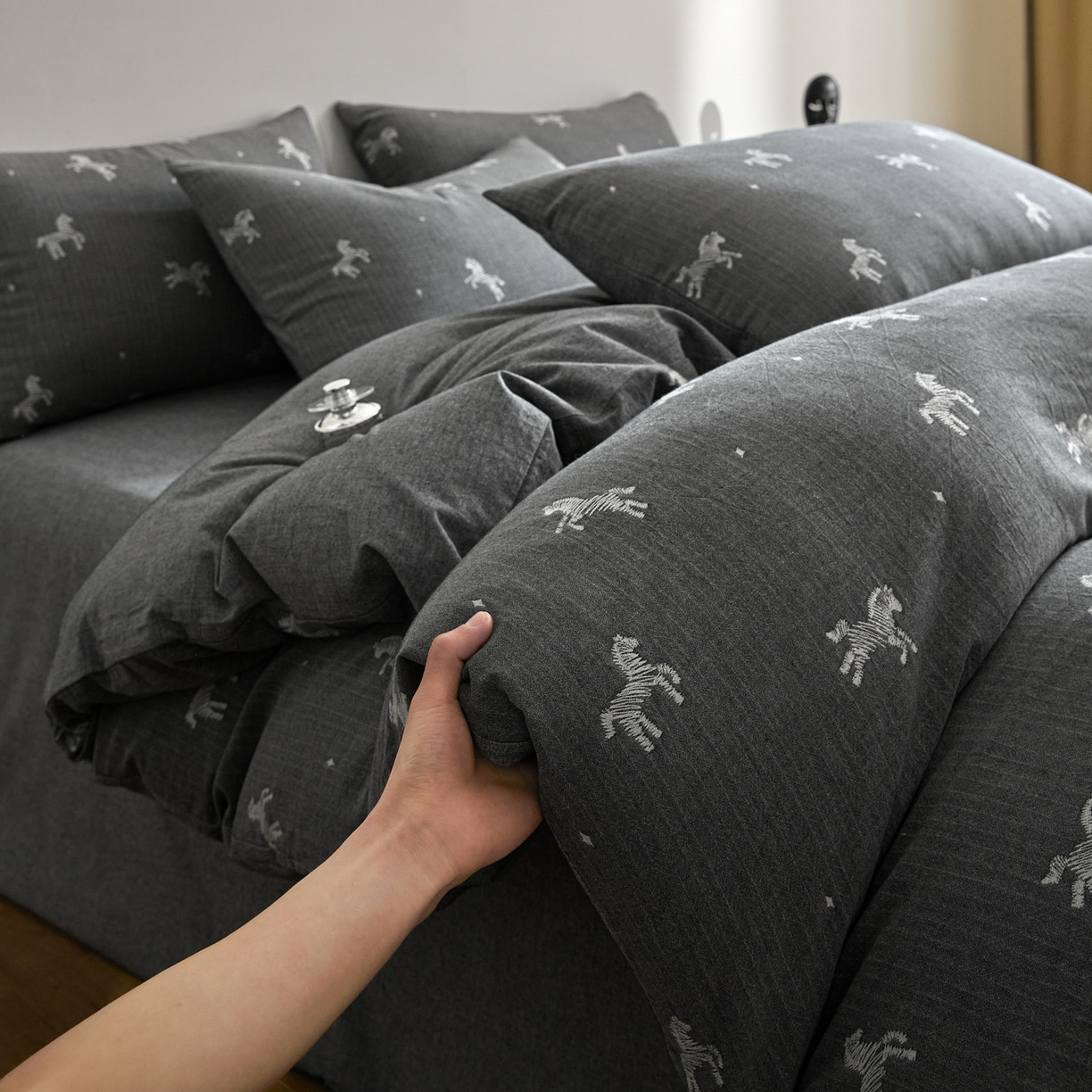 91家纺网 家纺一手货源 找家纺 如一 2026新款A类色织提花全棉双层纱水洗棉四件套 骏影黑